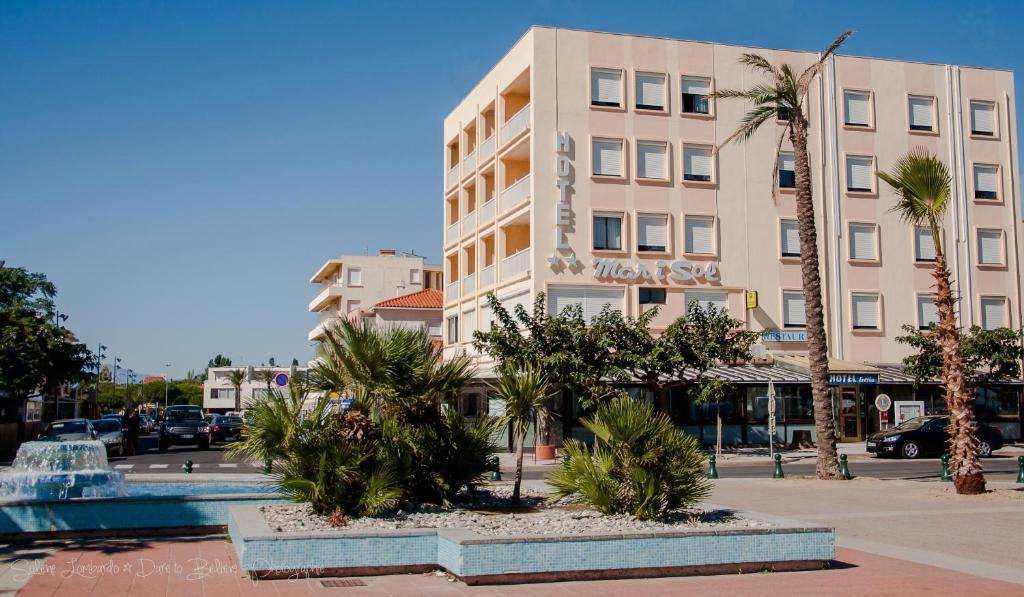 Logis Hotel Restaurant Mar I Sol Saint-Cyprien Kültér fotó