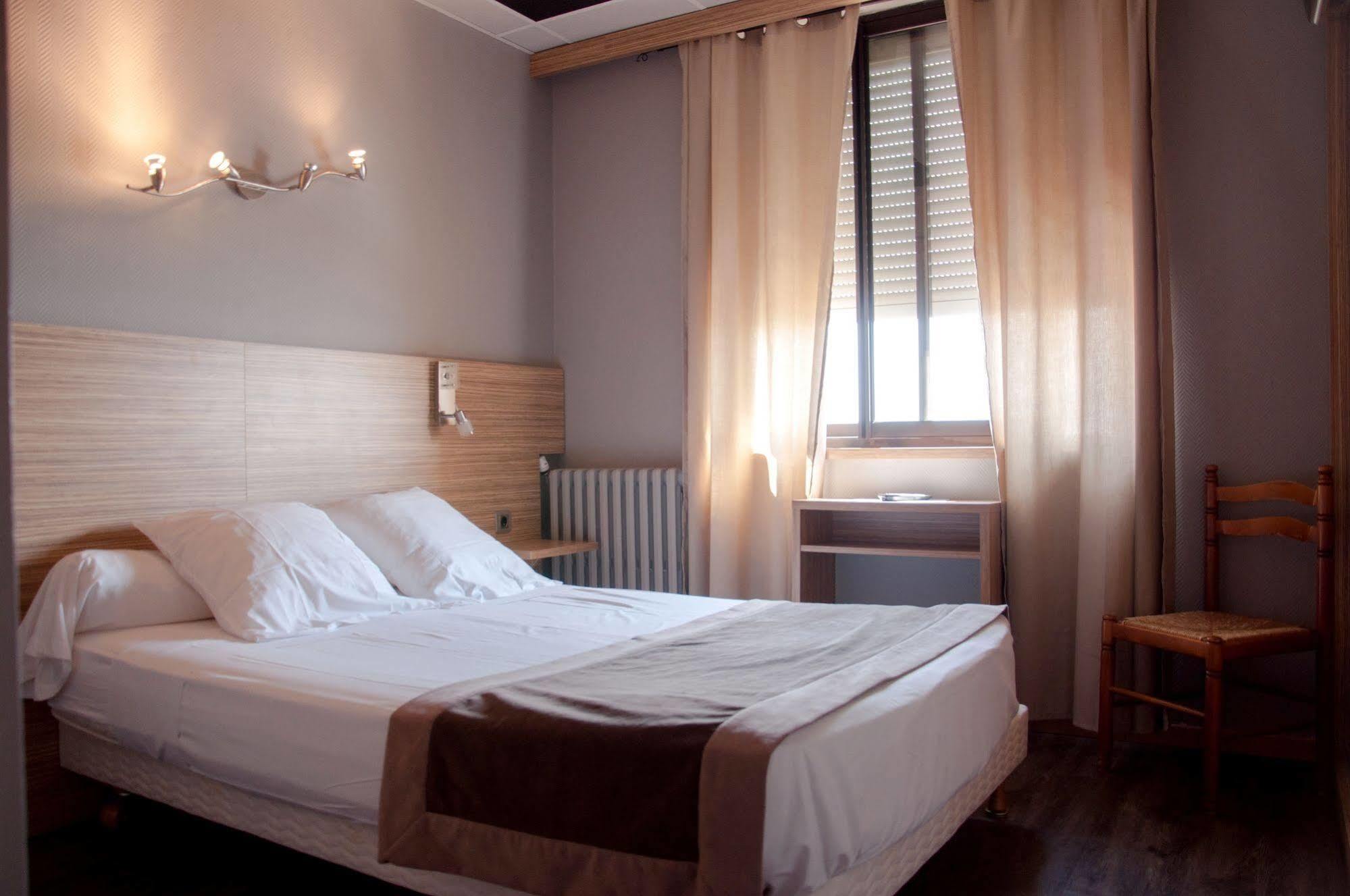 Logis Hotel Restaurant Mar I Sol Saint-Cyprien Kültér fotó